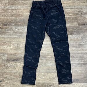 Bevy Flog Shely Blue Camo Stretch Elastic Waist Pull On Ankle Pants Size 24